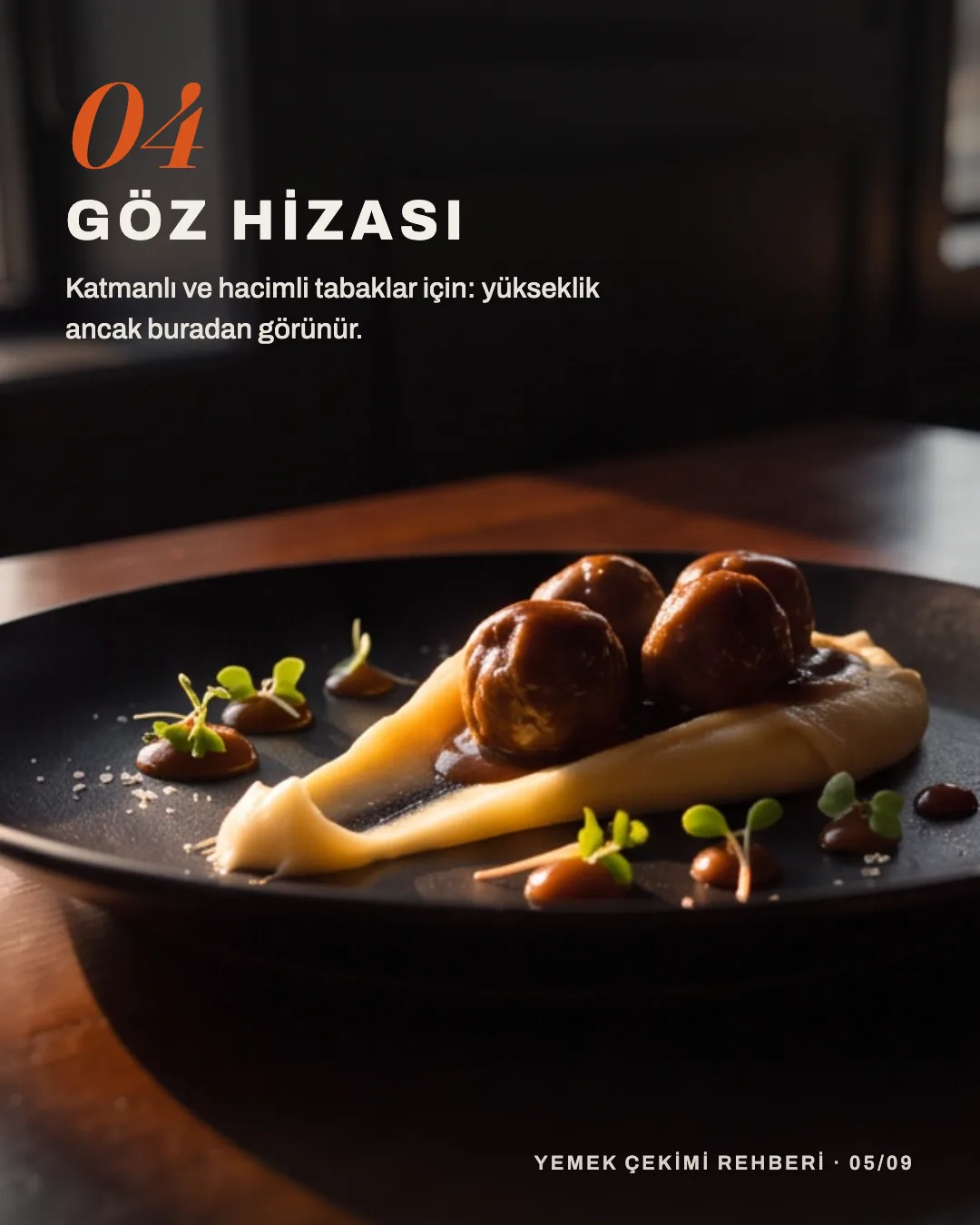 Göz hizasından çekimle yemeğin yüksekliğini ve katmanlarını vurgulayan sahne