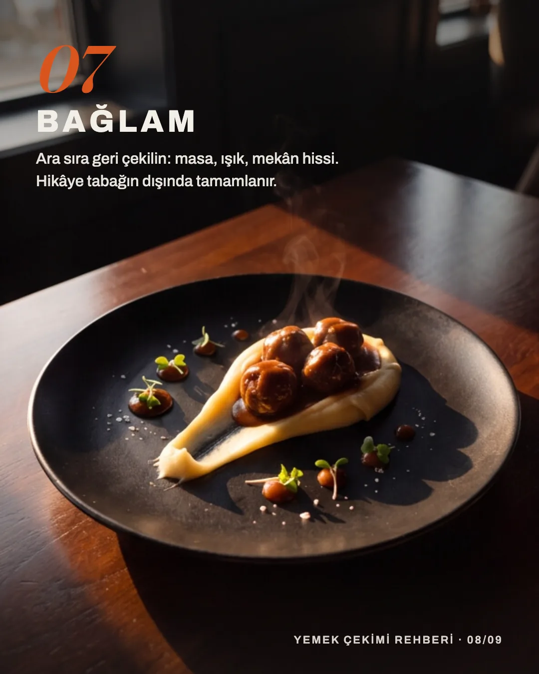 Masada servis edilen yemeği, pencere ışığını ve restoran atmosferini birlikte gösteren kompozisyon